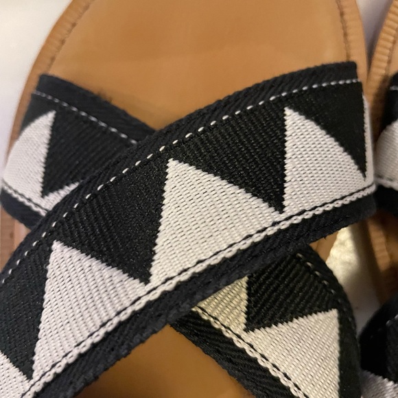 Size 8 Tom’s sandals - Picture 2 of 3